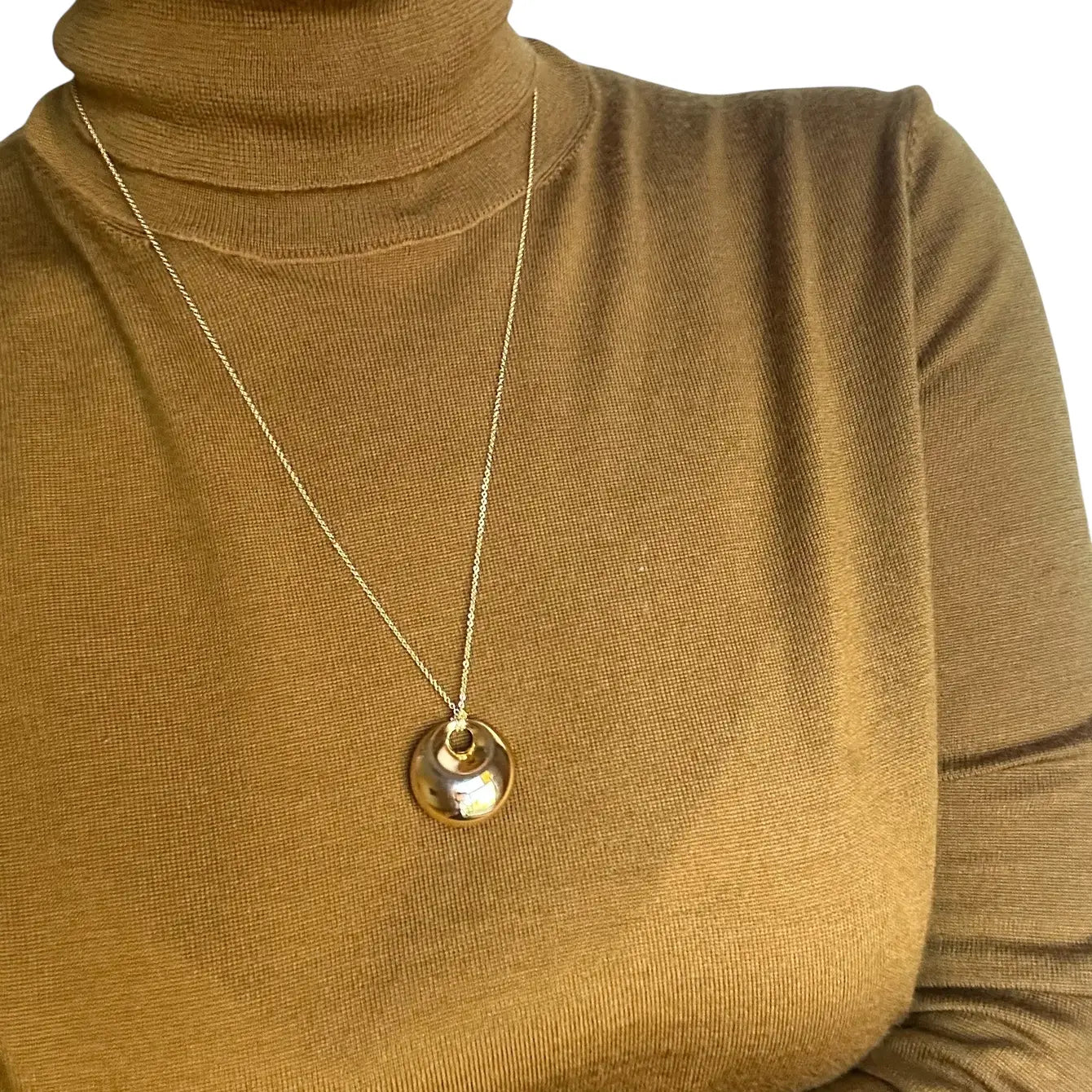 Retro Gold Pendant necklace on an extendable chain